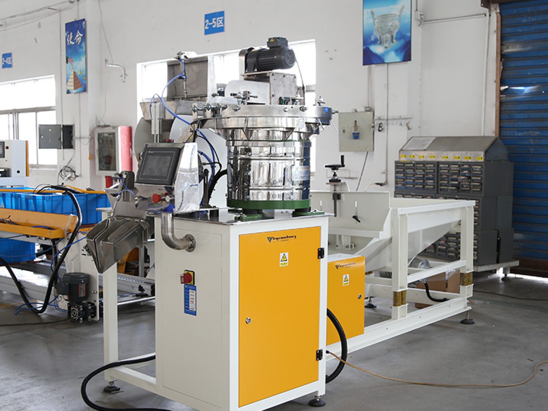 Semi-Automatic-Weighing-And-Counting-Screw-Box-Packing-Machine4